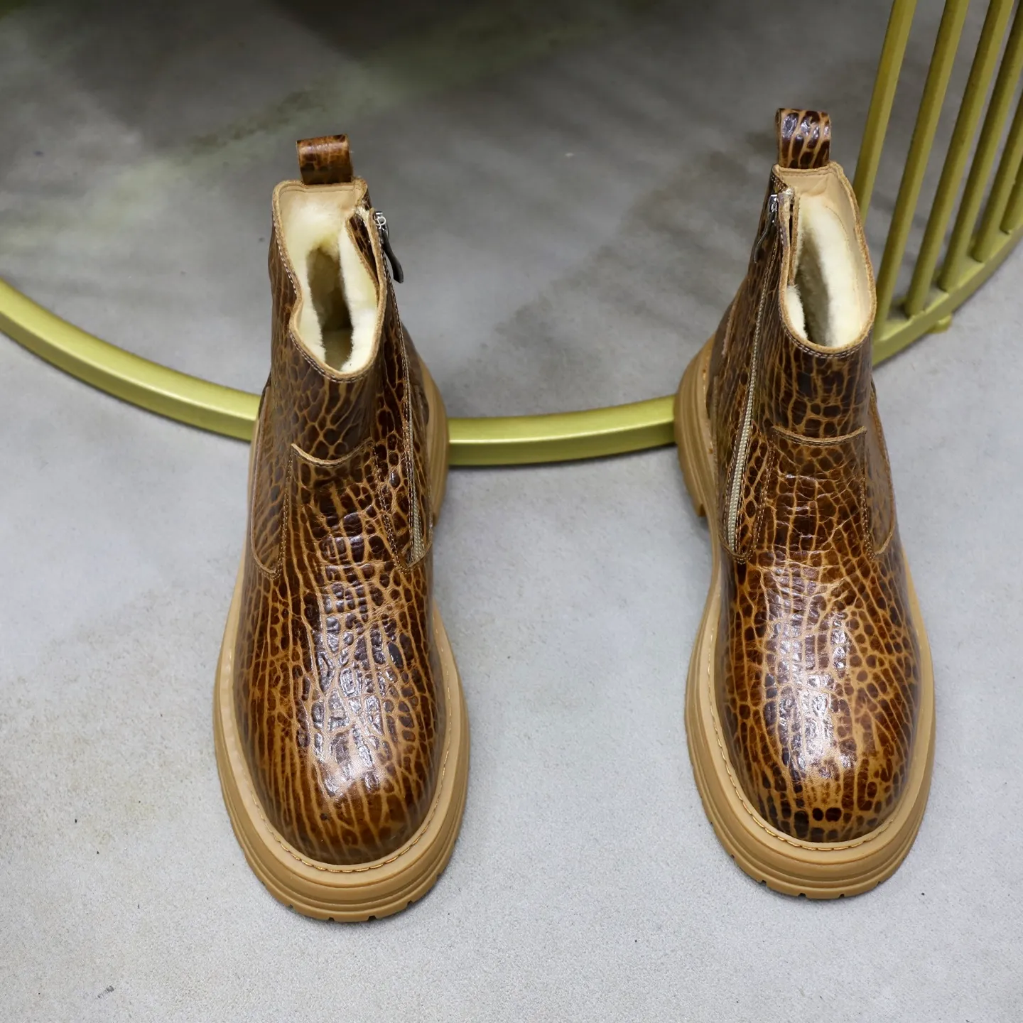 Ex-factory price: 680💰Thick wool imported from Australia Brand: UGG genuine purchasing agent Size: 38-44 (customized in 45) Grade: Official website 1:1 Material: First-layer genuine leather waterproof and antifreeze upper Real wool lining Original non-slip Soft wear-resistant outsole Style category: Men's casual shoes Trendy style Comfortable on the feet Color: Official website color synchronization